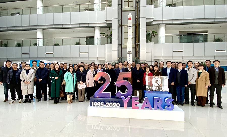 有人物聯(lián)網(wǎng)董事長(zhǎng)古欣(一排右三)與參觀代表合影留念 有人物聯(lián)網(wǎng)董事長(zhǎng)古欣(一排右三)與參觀代表合影留念