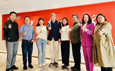 中歐國(guó)際工商學(xué)院經(jīng)濟(jì)學(xué)與金融學(xué)教授、吳敬璉經(jīng)濟(jì)學(xué)教席教授許斌及校友一行蒞臨有人物聯(lián)網(wǎng)參觀交流